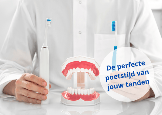 afbeelding tandarts met tandenborstels in zijn handen